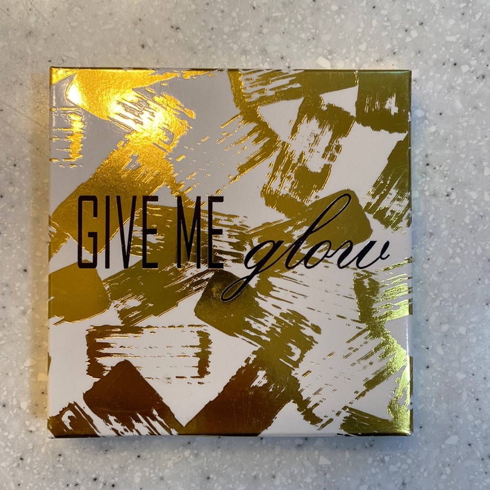 Give me glow highlighter in shade white noise